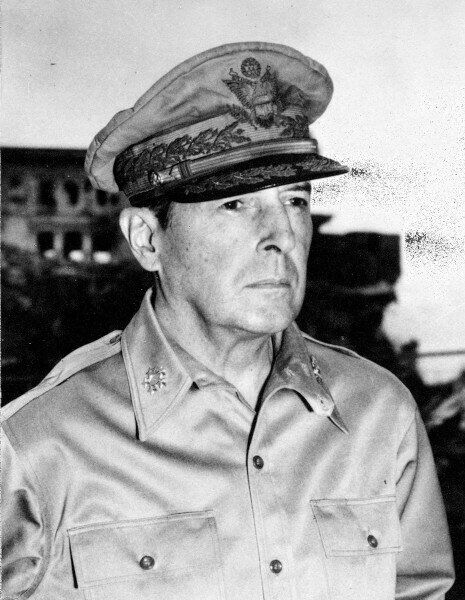 Douglas MacArthur 1945